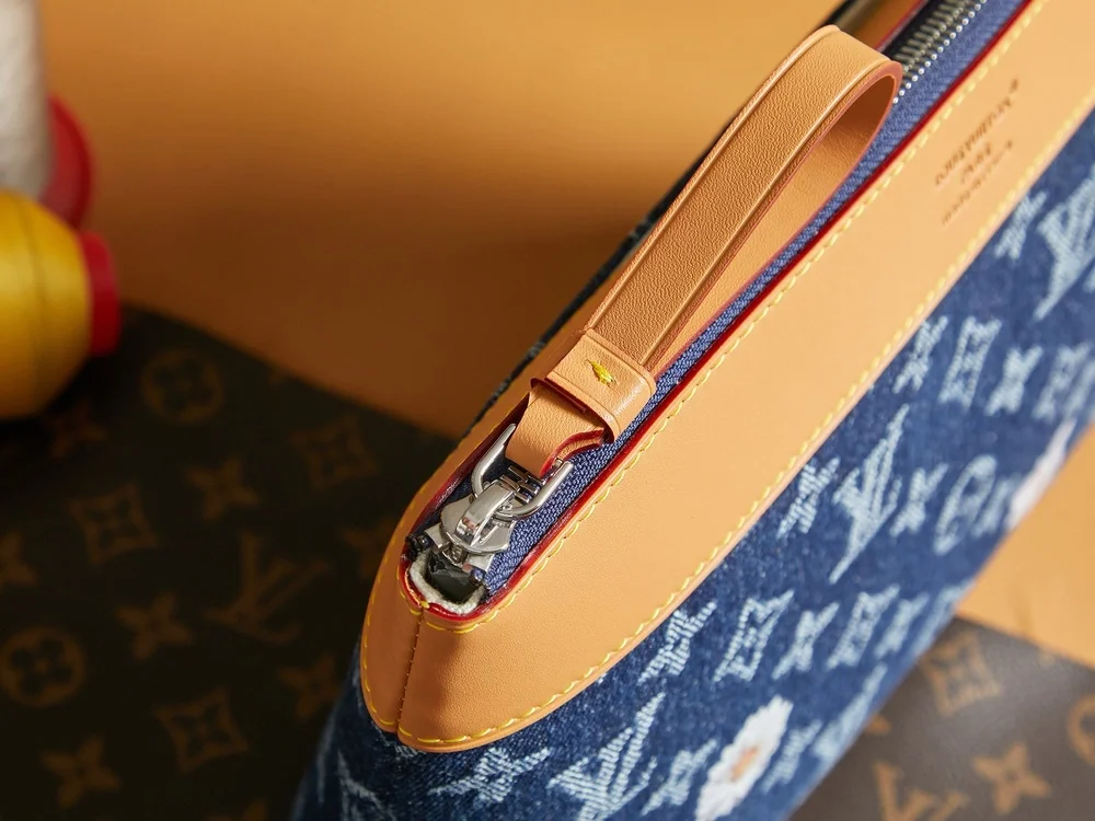 LOUIS VUITTON. dimensions 30